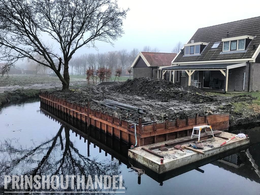 Hardhouten beschoeiing of Damwand in de Beemster